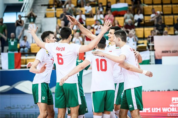 Българските национали се радват по време на мача с Аржентина за третото място на световното първенство по волейбол за мъже до 21 г. в Манила (Бахрейн). СНИМКА: VOLLEYBALL WORLD