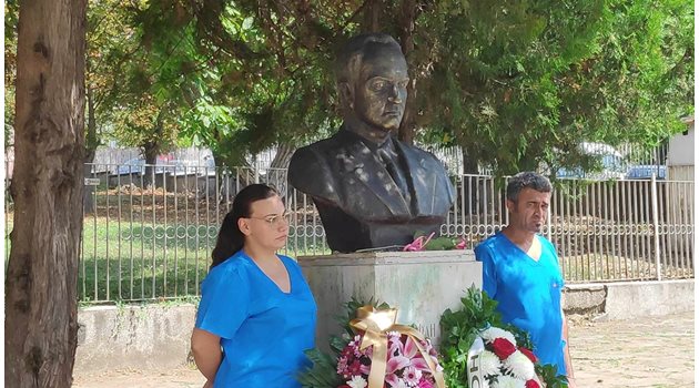 Паметникът на д-р Стефан Черкезов в двора на болницата във Велико Търново, която носи неговото име.