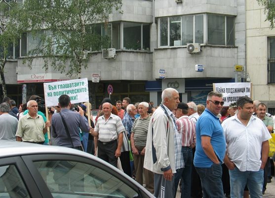 В митинга в подкрепа на видинския кмет Герго Гергов участва и заместникът му Добромир Дилов (крайния в дясно) който също е привлечен като обвиняем по разследване на ДАНС за престъпления по служба Снимка: Ваня Ставрева