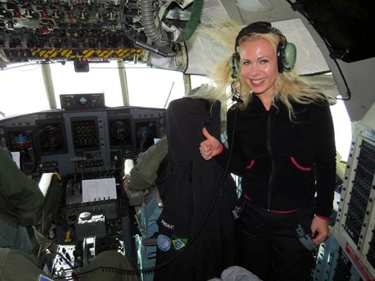 Людмила Филипова в кабината на пилота        СНИМКА: ЛИЧЕН АРХИВ