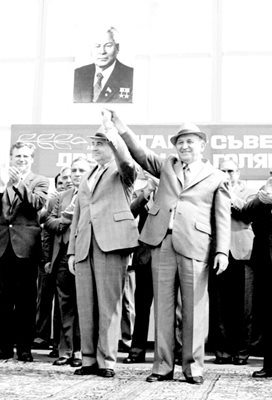 А как мило започва всичко. Снимката е от 11 септември 1984 г. При първото си посещение в България Михаил Горбачов е само член на Политбюро на КПСС и отговаря за селското стопанство. След 5 години двамата вече не се понасят