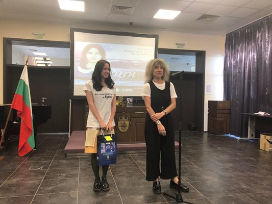 18-годишната Даница Христова стана тазгодишният лауреат в конкурса "Петя Дубарова".