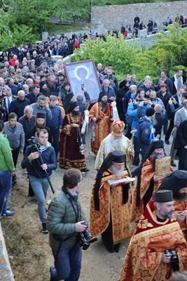 Шествие от поклонници в Зографския манастир на Гергьовден миналата година
