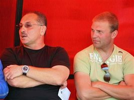 Изпълнителният директор на “Спортист” Ангел Бончев (вдясно) смята, че реферите на мача с “Локо” в София са повлияли на резултата.
СНИМКА: БУЛФОТО