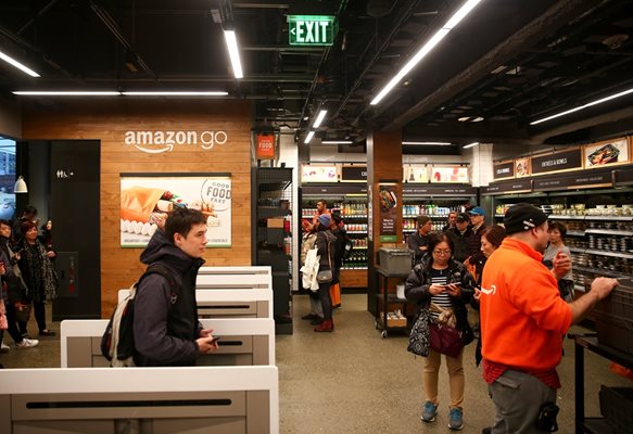 Клиенти пазаруват от безкасовия магазин на “Амазон” в Сиатъл.  СНИМКИ: РОЙТЕРС