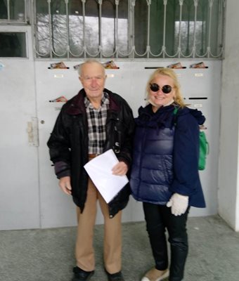 Като доброволка по време на извънредното положение Тони Димитрова занесе на 89-годишния дядо Стоян рисунки и послания от внучките му за рождения му ден.
