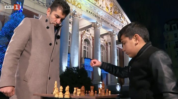 Младият шампион по шах Данаил Попзафиров не се притеснява да натупа набързо премиера Кирил Петков. “Аз пресмятах пет хода напред, той - най-много два-три”, обясни малкият.