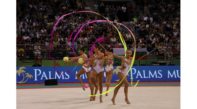 Българските момичета по време на шампионското си изиграване на финала с три ленти и две топки на световното първенство по художествена гимнастика в София.