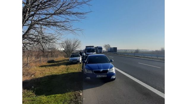 Задържаният бус с 31 мигранти, шофиран от 23-годишния полицай на АМ "Тракия" до Пловдив.