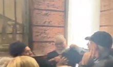 Протестиращите пред Народния театър "Иван Вазов" нападнаха Владо Пенев (Видео)