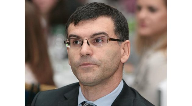 ДВОЙНИЦИ: Българският финансов министър Симеон Дянков е двойник на Дейвид Дженсън от сериала на Би Би Си