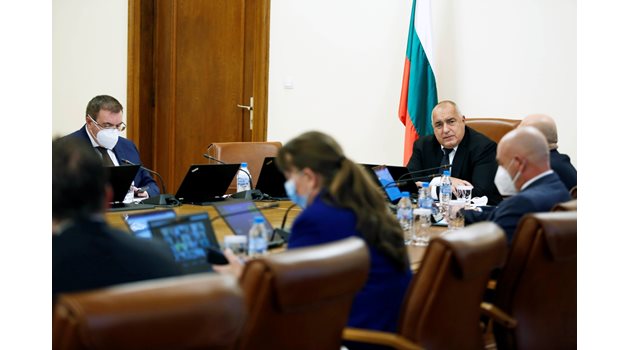 Премиерът Бойко Борисов събра в сряда щаба и част от министрите, за да обсъдят противоепидемичните мерки.