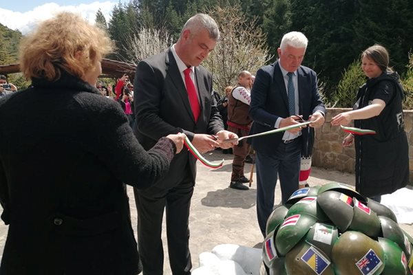Монументът бе открит от областният управител на Смолян Емил Хумчев и кметът на община Чепеларе Боран Хаджиев. 