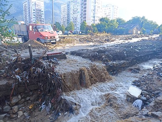 Каскада от кална вода се стича по улиците в Карлово и в този момент.