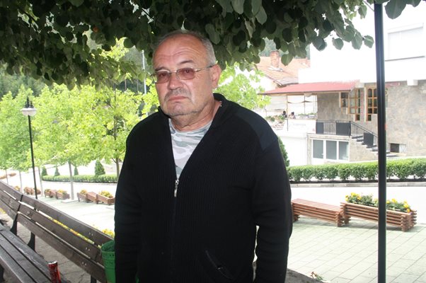 Валентин Станчев е бил фризьор, но се отказал след спада на населението и сега е туристически водач.