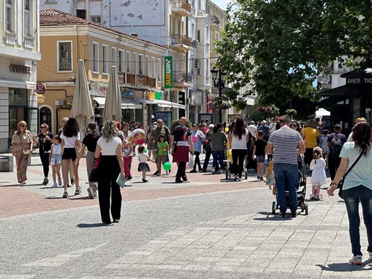 Главната на Пловдив изпълнена от хора в топъл ден.
