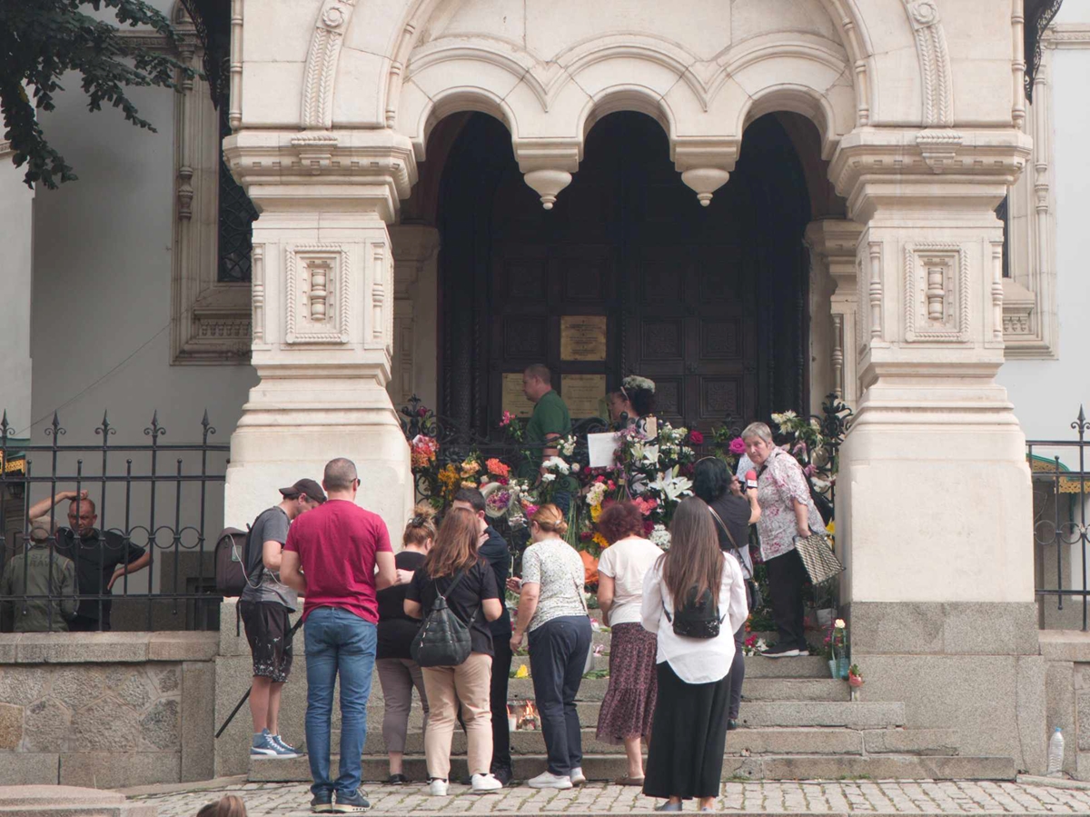 Молебен на тротоара пред Руската църква за отварянето й, блокираха бул. "Цар Освободител"