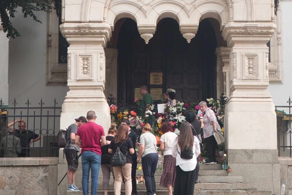 На тротоара пред Руската църква беше отслужен молебен за отваряне на храма