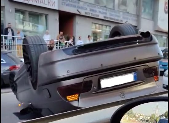Кола се обърна по таван на "Симеоновско шосе" в София (Кадри)
