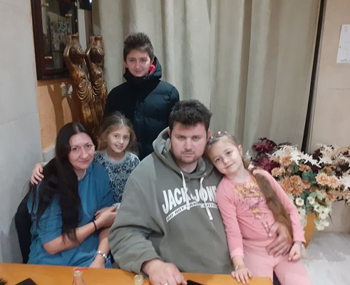 Семейство Веселинови от Враца с трите си деца.