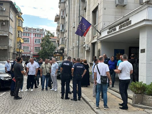 Пред областната дирекция на МВР в Пловдив имаше много полицаи.