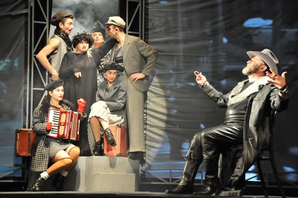 Певицата в сцена от спектакъл на бургаския театър
