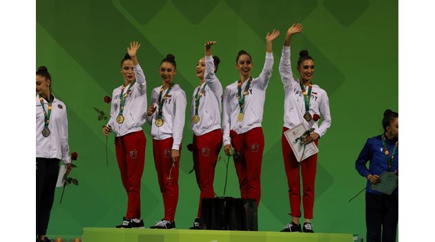 Българските момичета отново на върха - със златните медали от финала с ленти и топки на световното първенство в София. СНИМКИ: ГЕОРГИ КЮРПАНОВ