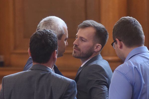 Пред децата на 1 юни Костадинов се обиди на г-н Копейкин и тръгна да разбива нос в парламента. Сега обаче "Възраждане" иска да регистрира като търговска марка "Костя Копейкин".
