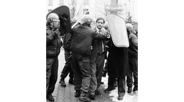 Николай Добрев по време на протестите срещу второ социалистическо правителство през 1997 г.