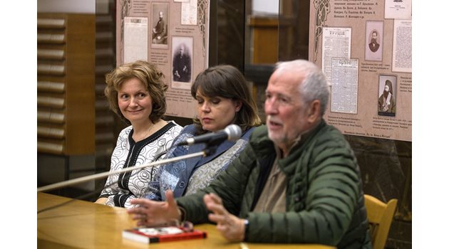 Авторът Петя Минкова (вляво), Людмила Еленкова и ген. Тодор Бояджиев на премиерата на книгата "Истината за Ким Филби".  СНИМКА: КАЛОЯН СОМЛЕВ