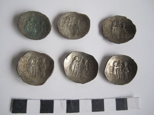 Монетното съкровище е намерено в бронзов съд
