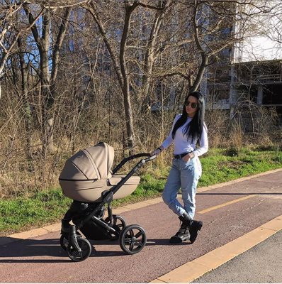 Габриела разхожда бебето си в парка