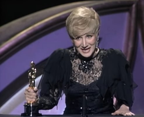 Олимпия Дукакис получава "Оскар" през 1988 г. за поддържаща роля женска роля във филма "Лунатици" КАДЪР: YouTube/Oscars