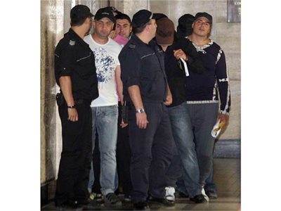Прокопи Прокопиев-Културиста (първият вдясно) и аверите му на път за съдебната зала, наобиколени от полицаи. СНИМКИ: ГЕРГАНА ВУТОВА