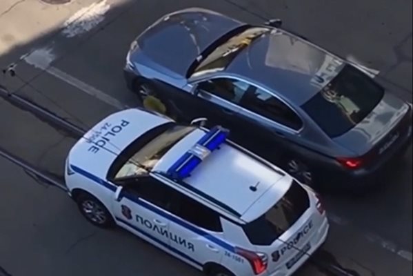 Вижте как патрулка гони кола, която се движи със скоба (Видео)