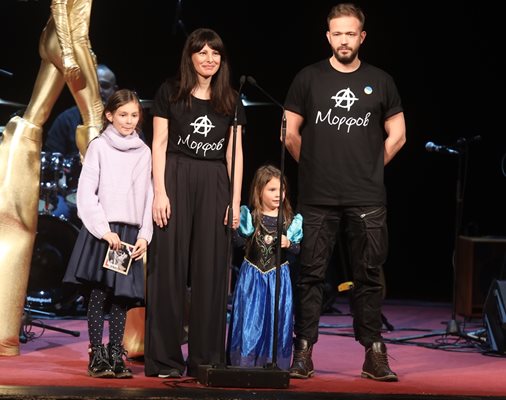 Яна Титова и Алек Алексиев заедно с двете им деца.