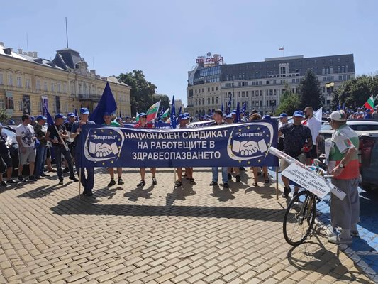 От Спешна помощ протестират пред парламента за по-високи заплати