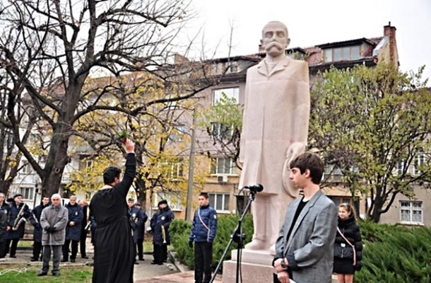 Паметникът на Васил Кънчов във Враца
