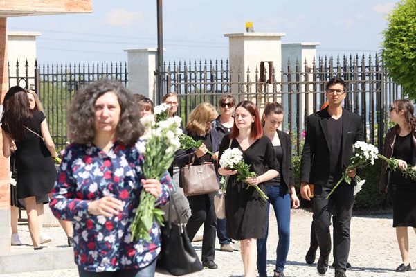 Стотици колеги, приятели и близки дойдоха да изпратят главния редактор на "24 часа" в последния му път