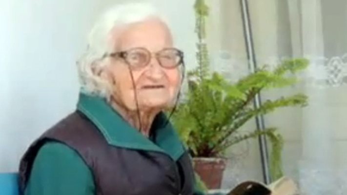93-годишна баба е най-редовният читател