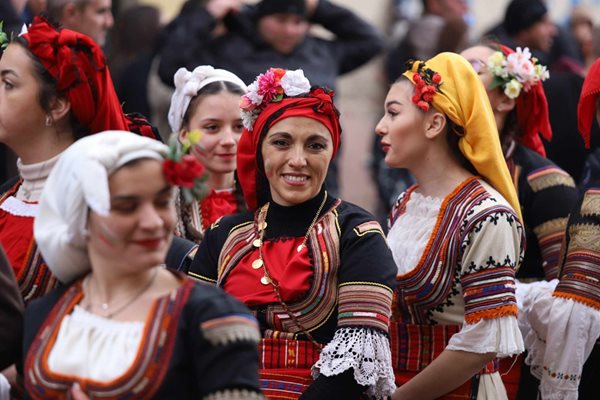 Много кукери дефилираха пред събралите се гости на града. СНИМКА: ГЕОРГИ КЮРПАНОВ