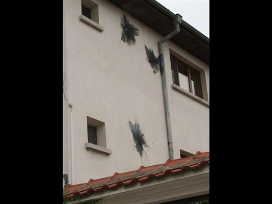 Така изглеждаше къщата на президента на клуба Христолов след бомбените атаки.