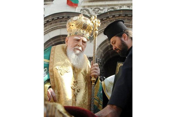 Патриарх Максим отслужи молебен и благослови народа  пред храм паметника "Св. Ал. Невски".