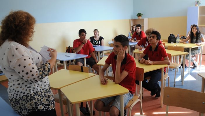 Осмокласници от 119-о училище в София очакват материалите за външното оценяване по английски език. 26 795 осмокласници от цялата страна държаха миниматура по чужд език. Изпитът ще се проведе в 411 училища.
