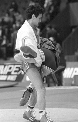 Младият състезател на ЦСКА нагъва съперник на европейското във Варна през 1982 година.