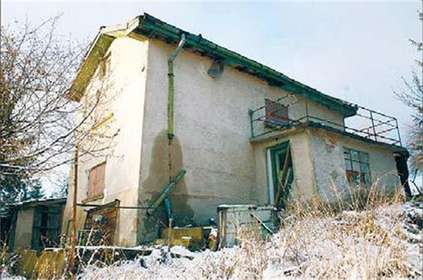 Къщата на ужасите в село Бърдо, където са държани отвлечените.