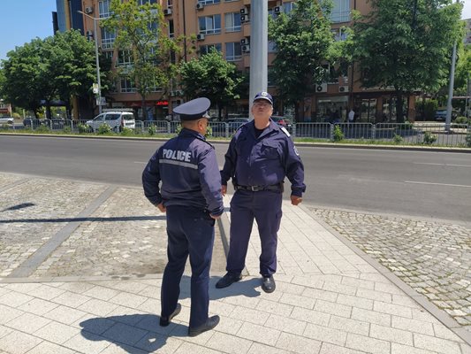 Полицейски постове има през определено разстояние и по самия бул. "Мария Луиза", които не позволяват на хората да минават покрай базиликата.