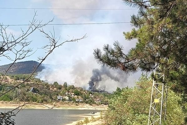 Облаци дим се извиват над къщите. Снимка: Фейсбук/Диана Овчарова