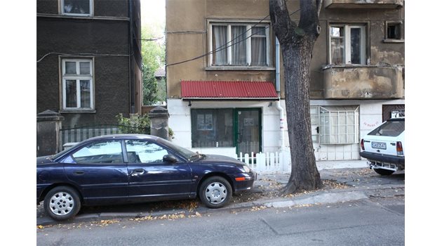 ПРИКРИТИЕ: Полицаите тайно наблюдавали от заложната къща срещу дома на Богомил Райнов.

