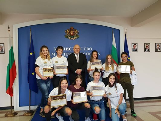 Министър Кралев награди участниците в конкурса “Спортувай с послание“ СНИМКИ: ММС